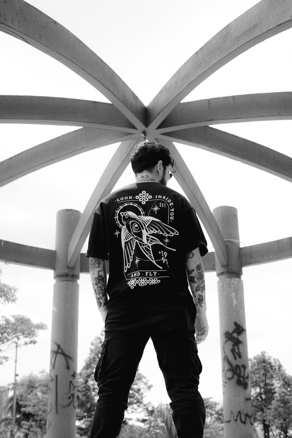 Camiseta donker. — golondrina Look Inside You, en blanco y negro